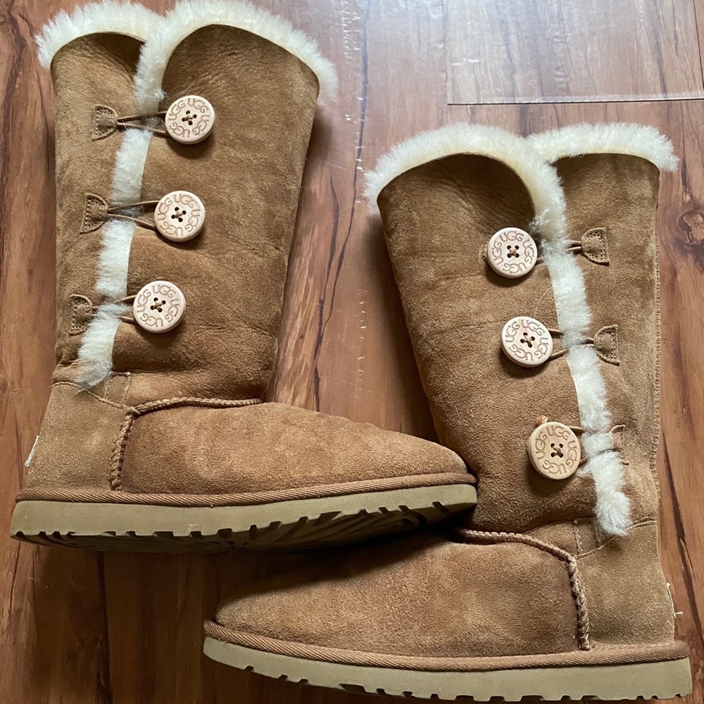 UGG 1873 Bailey Suede Button Triplet II